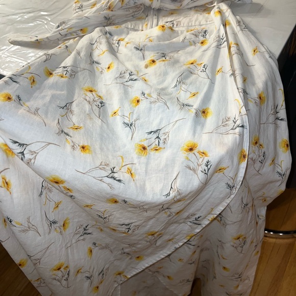 Cute Summery Flowy Dress With TieKnot In The Front - Picture 2 of 5